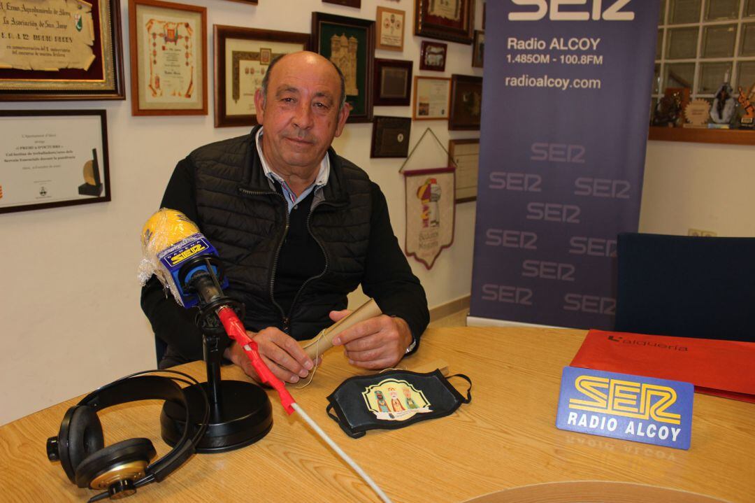 Jaume Pascual muestra una mascarilla con los Reyes Magos de L'Alqueria y un ejemplar del bando