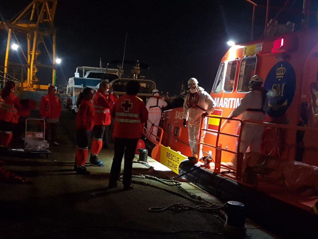 Voluntarios de Cruz Roja atienden inmigrantes llegados en patera a Cartagena