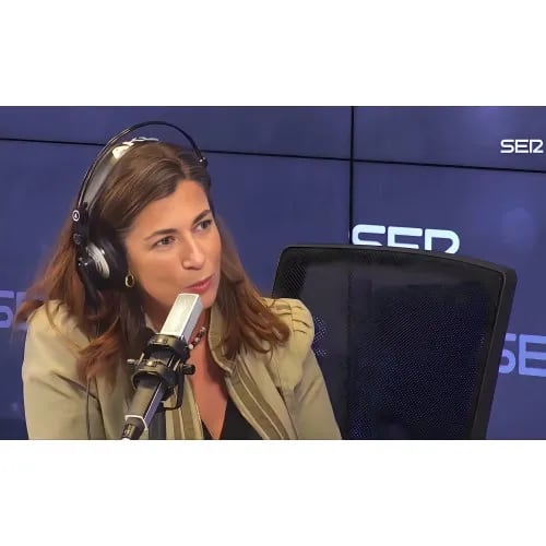 La periodista de Radio Madrid, Marta González Novo, durante la emisión de un programa.