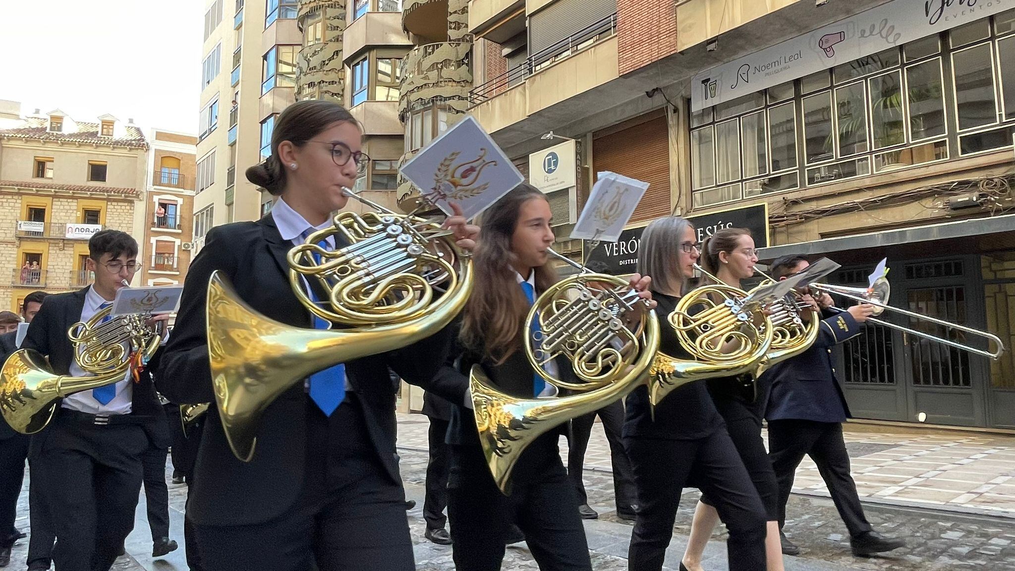 Miembros de las bandas de música durante el pasacalle del Festiband.