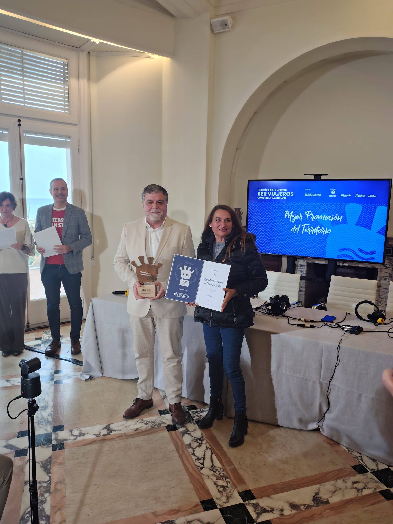 El alcalde con la concejala de turismo de Benicassim