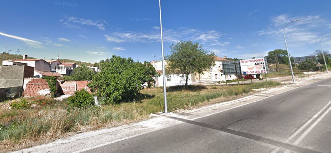 La Avenida del Doctor Manuel Jarabo es la entrada al municipio por la carretera de Pinto y divide al barrio en dos.