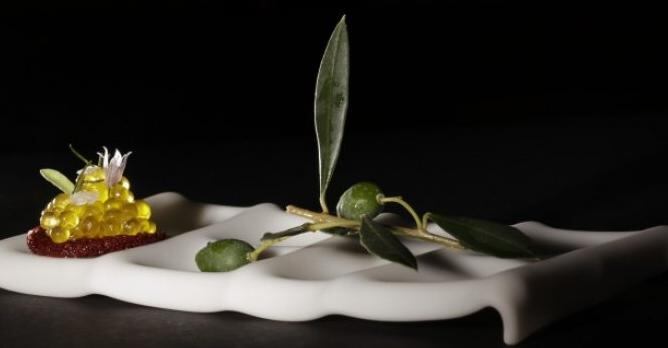 Tomate con caviar de aceite de oliva.