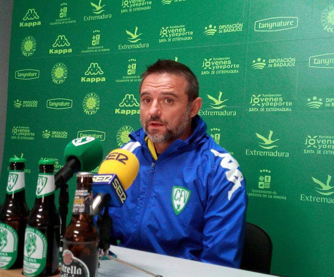 Julio Cobos, entrenador del CF Villanovense en sala de prensa