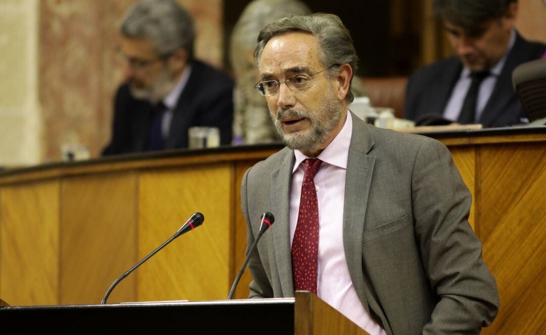 Felipe López. parlamentario socialista. critica los recortes de la Junta de Andalucía para los albergues de temporeros de la próxima campaña de la aceituna en Jaén