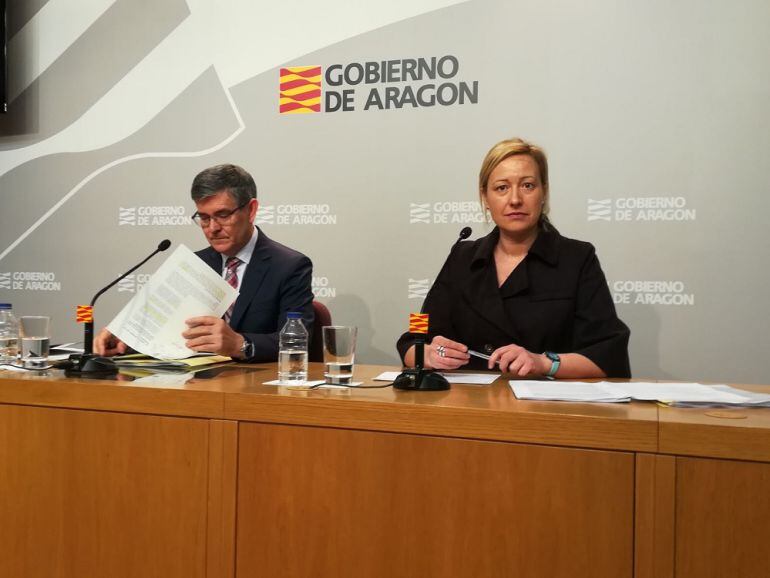 El consejero de Presidencia, Vicente Guillén, y la consejera de Economía, Marta Gastón, durante la rueda de prensa posterior al Consejo de Gobierno 