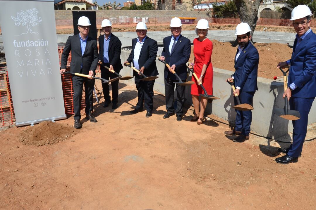 Moment de la col·locació de l&#039;olivera centenària que actua com a primera pedra del nou centre.