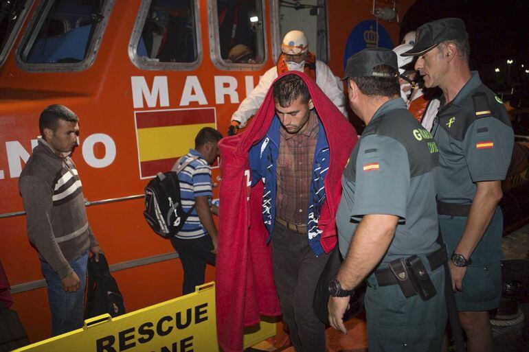 Efectivos del Servicio Marítimo de la Guardia Civil han interceptado esta madrugada, a cinco millas de la playa de Castell de Ferro (Granada), una embarcación ocupada por 16 inmigrantes varones de origen magrebí