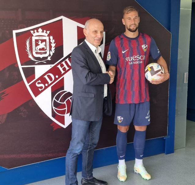 Ángel Martín González y Carrillo en la presentación del delantero como jugador de la SD Huesca la pasada campaña