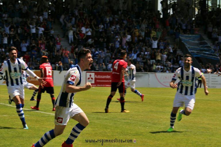 Jugadores gimnásticos celebran un tanto frente al Mallorca B