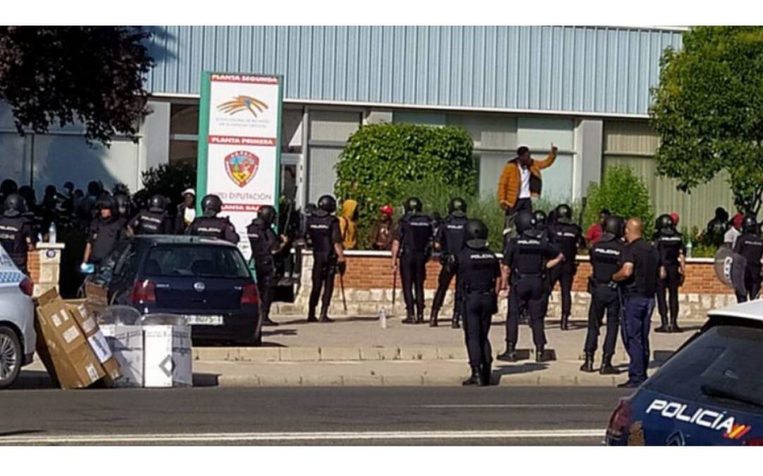 Imagen de la Policía Nacional acordonando la entrada al IFAB el pasado verano