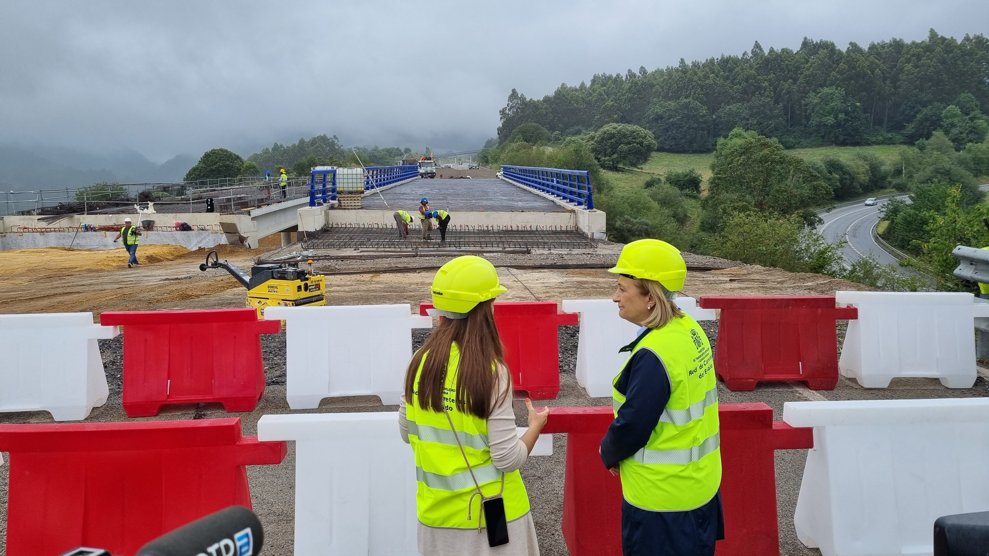 La Delegada del Gobierno, Delia Losa, y la jefa de la Demarcación de Carreteras del Estado en Asturias, Mireya Muñoz, durante su visita a las obras del puente de La Barrosa