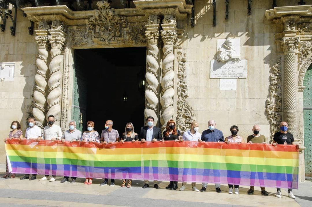 Acto de colocación de la bandera LGTBI en la plaza del Ayuntamiento