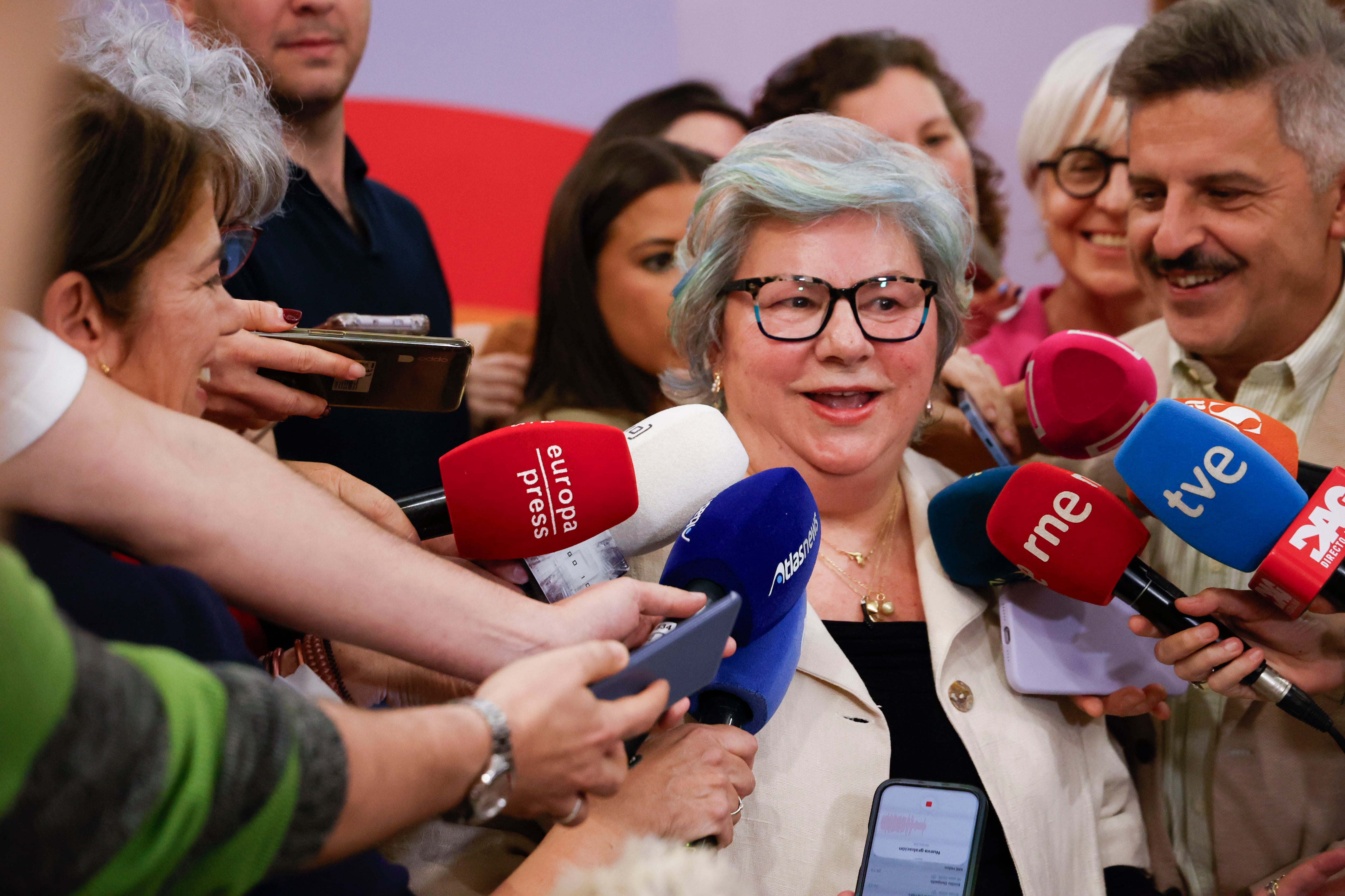 MADRID, 27/04/2026.- Dolores Vázquez, quien a finales de la década de los 90 pasó 519 días en prisión hasta que pudo probar su inocencia en el asesinato de la joven malagueña Rocío Wanninkhof, atiende a la prensa antes de recibir un homenaje en el Ministerio de Igualdad, este lunes, Día de la Visibilidad Lésbica. EFE/ Maria Aguilella Pardo