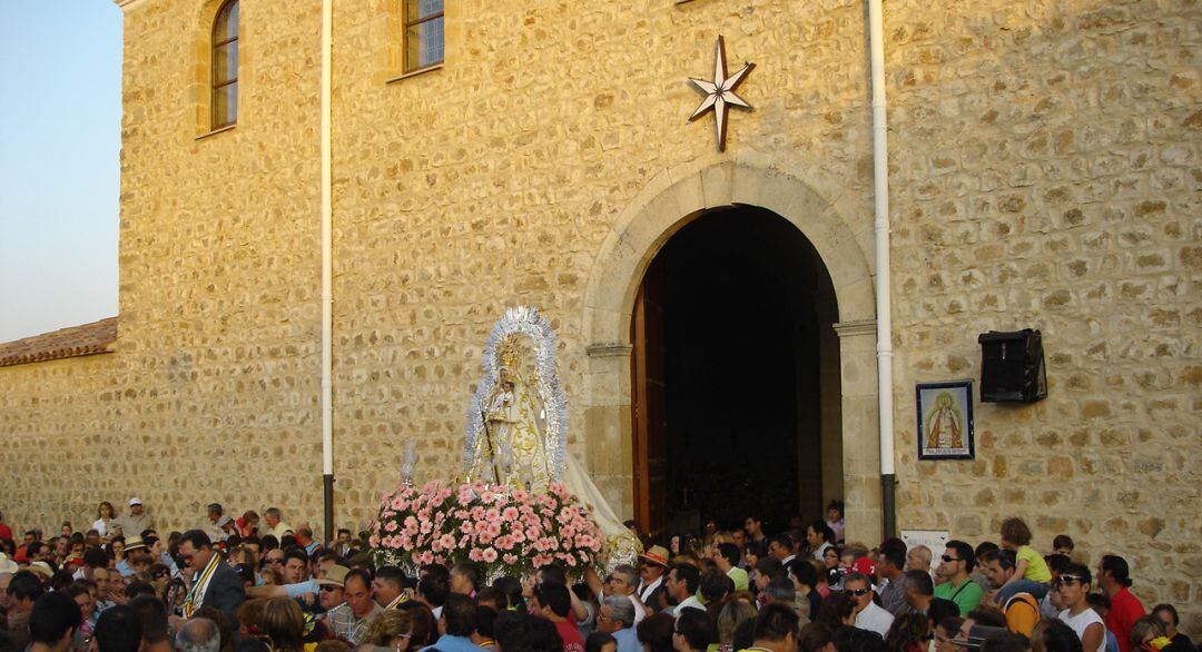 La Virgen de la Estrella sale en procesión durante la romería.