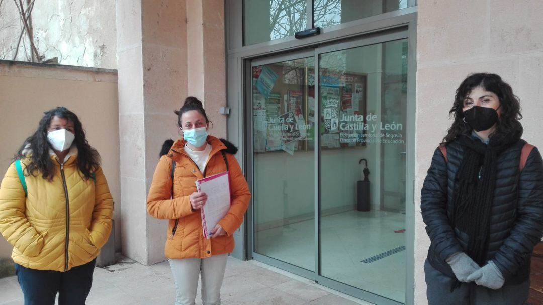La Asociación Fontanares Unido presenta 1.300 firmas en la Dirección Provincial de Educación 