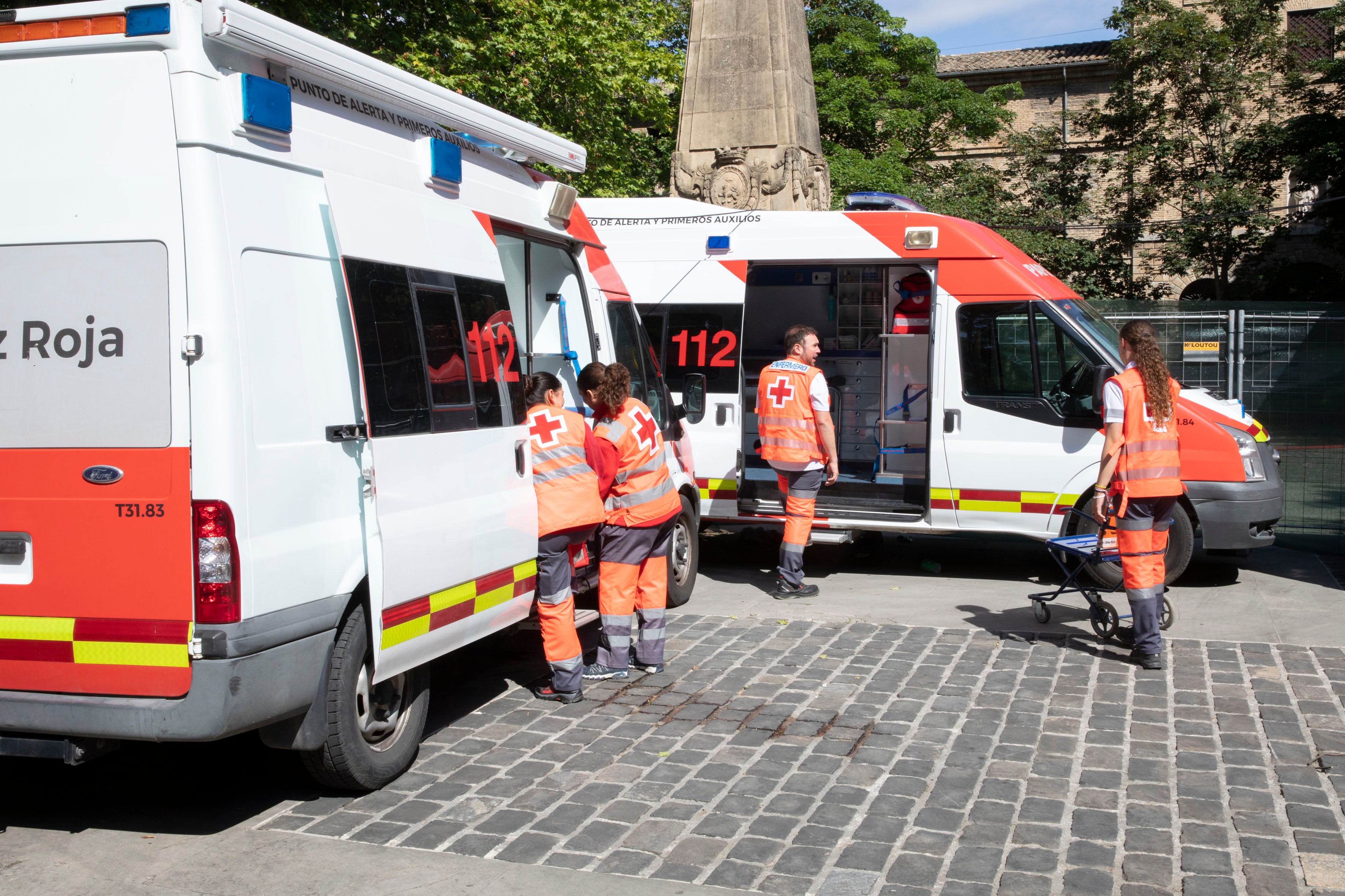 Ambulancias de Cruz Roja en la plaza de Recoletas en Pamplona.