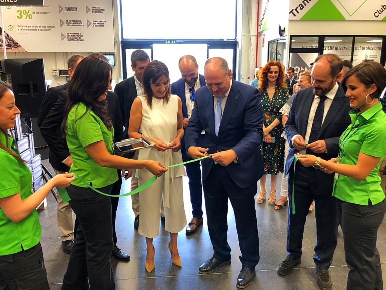 El alcalde de Los Barrios, Jorge Romero, corta la cinta en la inauguración del nuevo establecimiento