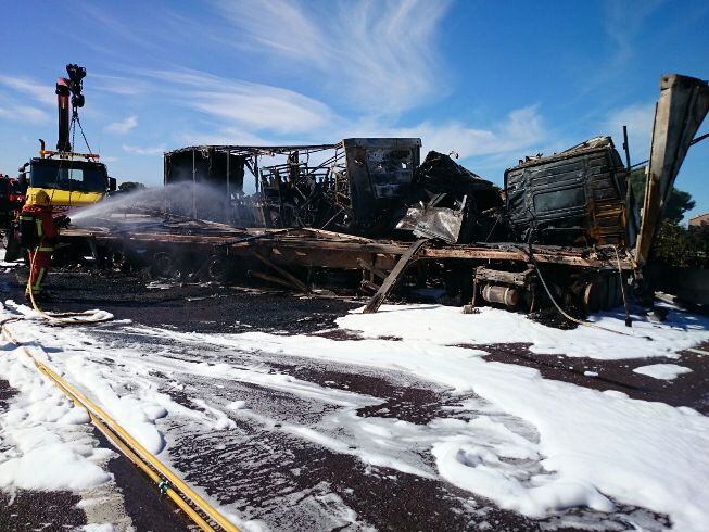 Estado en el que han quedado los dos camiones siniestrados en el By Pass
