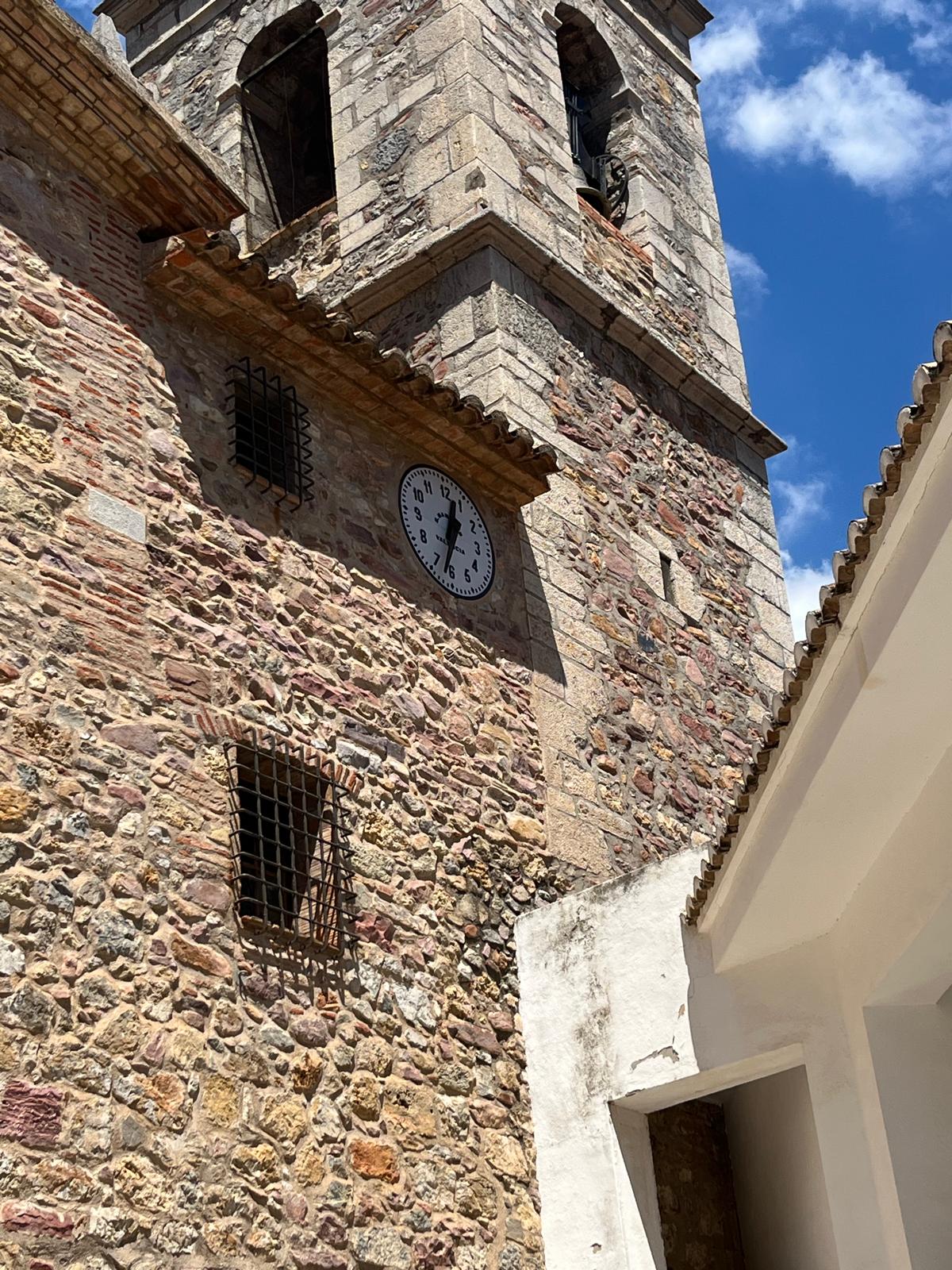 Imagen del momento en el que el reloj de la Iglesia del Salvador de Eslida ha quedado parado por el apagón