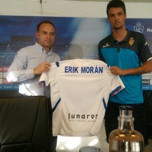 Erik Morán posa con su camiseta junto al presidente Cristian Lapetra