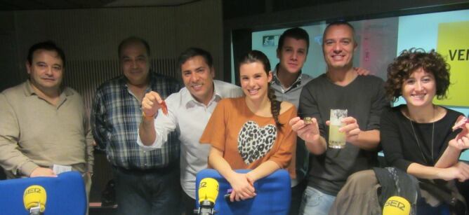 José Gómez, director de Jamones Joselito; José Fernández, de la Pastelería Nunos y los cockteleros Stephanie Jordan y Miguel Ángel Jiménez junto al equipo