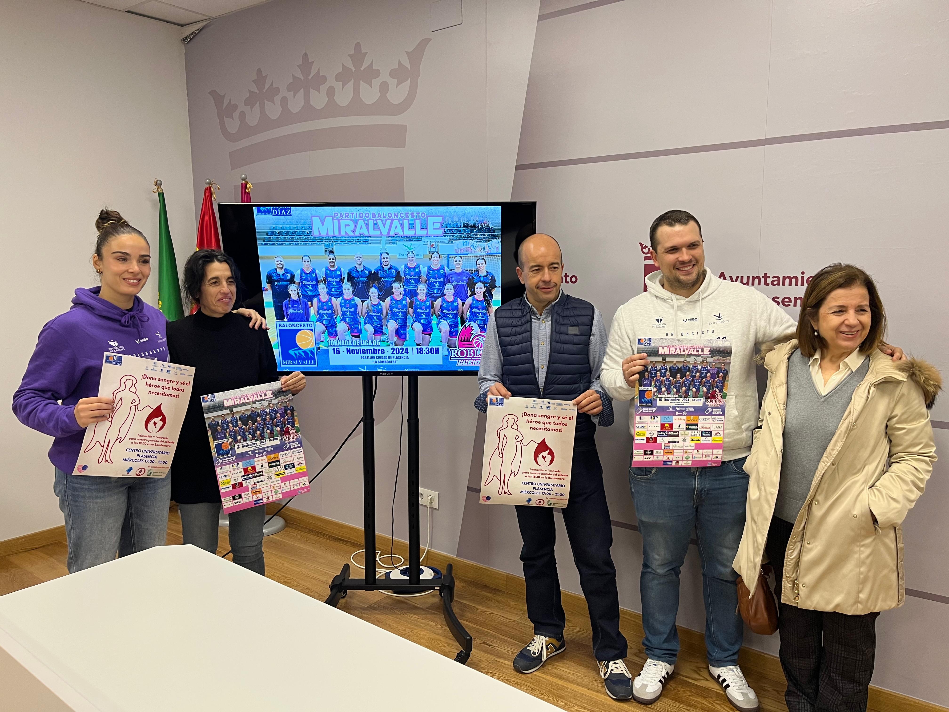 Miembros del Hierros Díaz Miralvalle junto con miembros del Ayuntamiento de Plasencia y el presidente de la Hermandad de Donantes de Sangre.