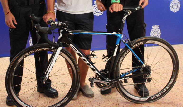 Agentes de la Policía Nacional junto a la bicicleta sustraída durante la Vuelta Ciclista a España 2015. 