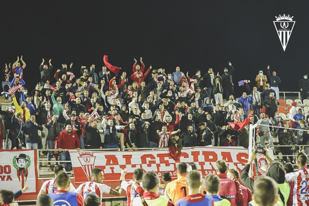 Afición y equipo celebran el triunfo.