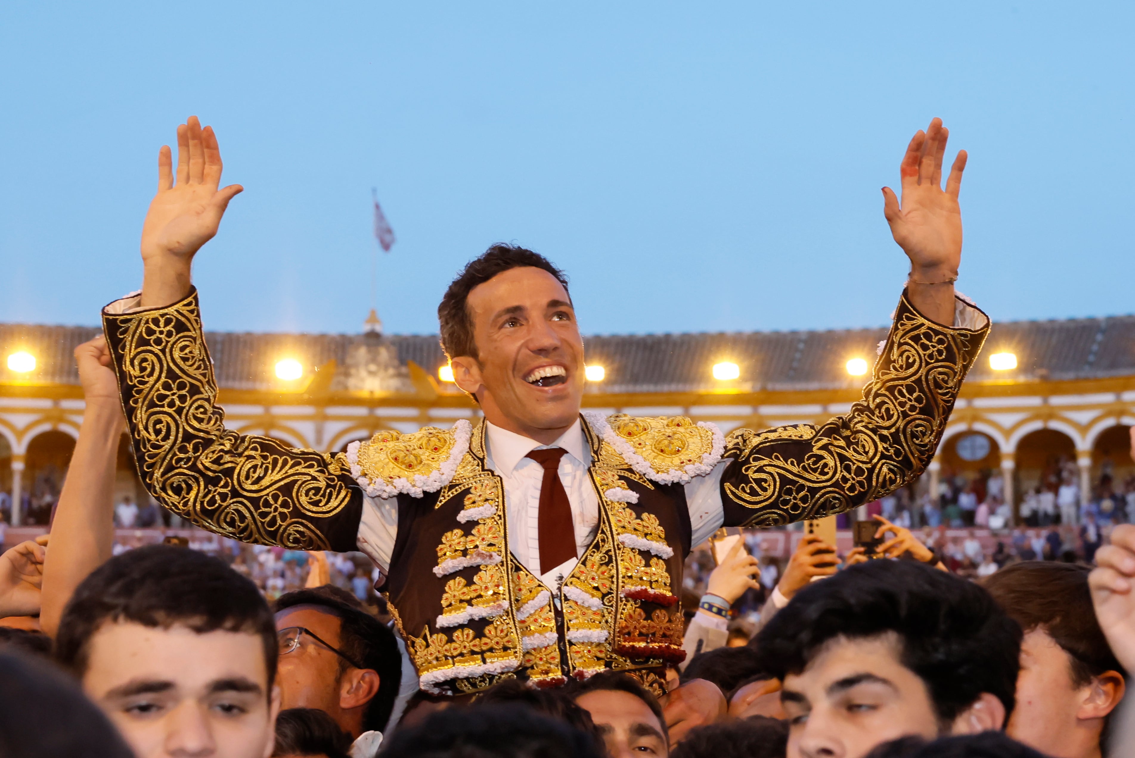 SEVILLA, 22/04/2026.- El diestro David de Miranda sale a hombros tras el undécimo festejo taurino de la Feria de Abril de Sevilla, con reses de la ganadería de El Parralejo, este miércoles en la Real Maestranza. EFE/José Manuel Vidal