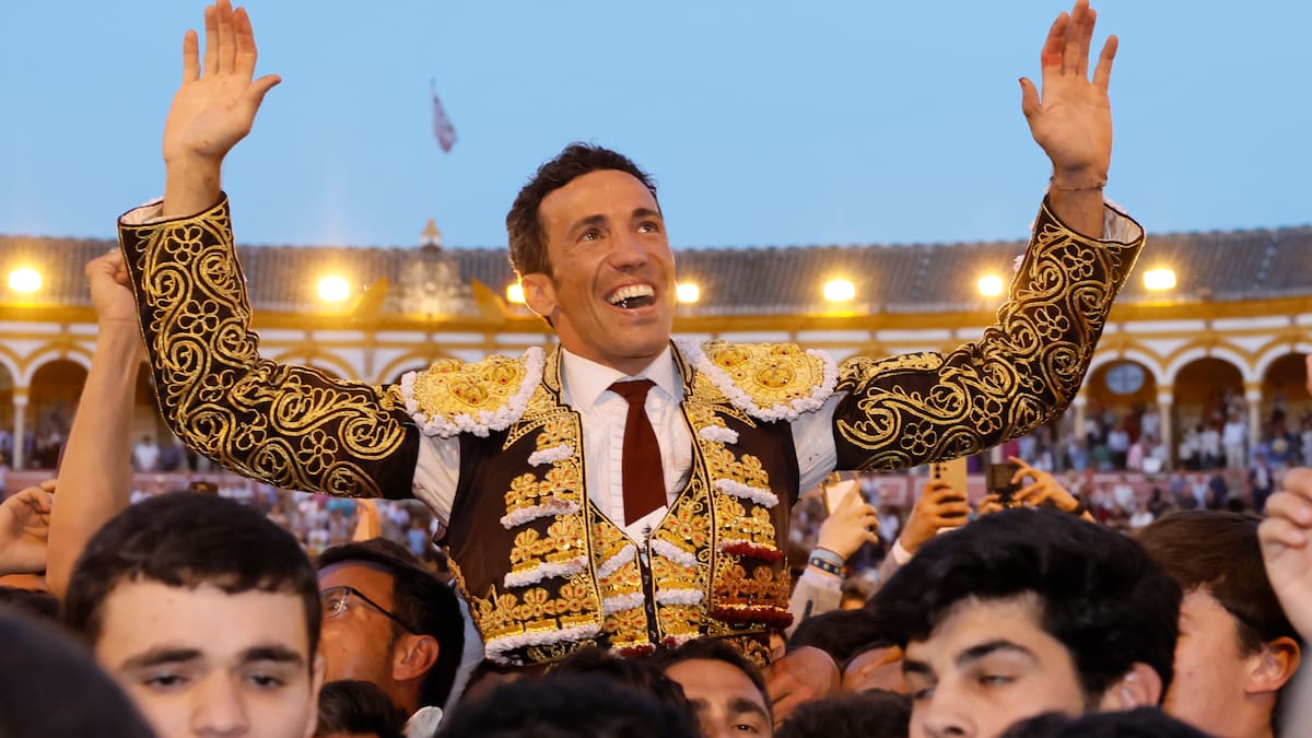 David de Miranda abre la Puerta del Príncipe en la Real Maestranza