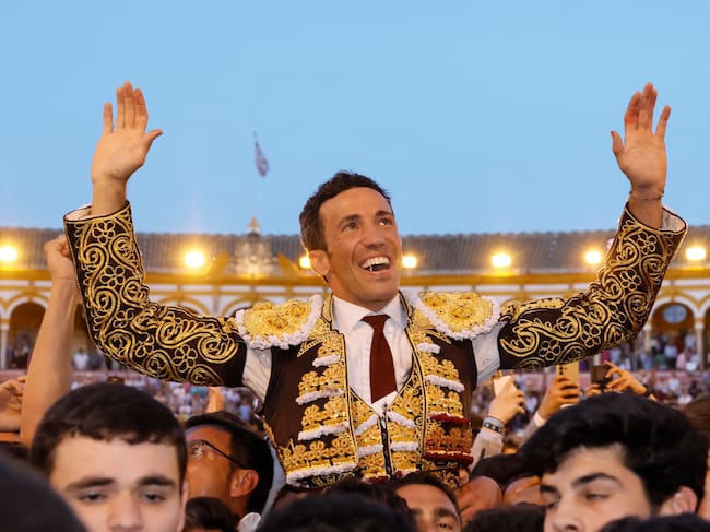 SEVILLA, 22/04/2026.- El diestro David de Miranda sale a hombros tras el undécimo festejo taurino de la Feria de Abril de Sevilla, con reses de la ganadería de El Parralejo, este miércoles en la Real Maestranza. EFE/José Manuel Vidal