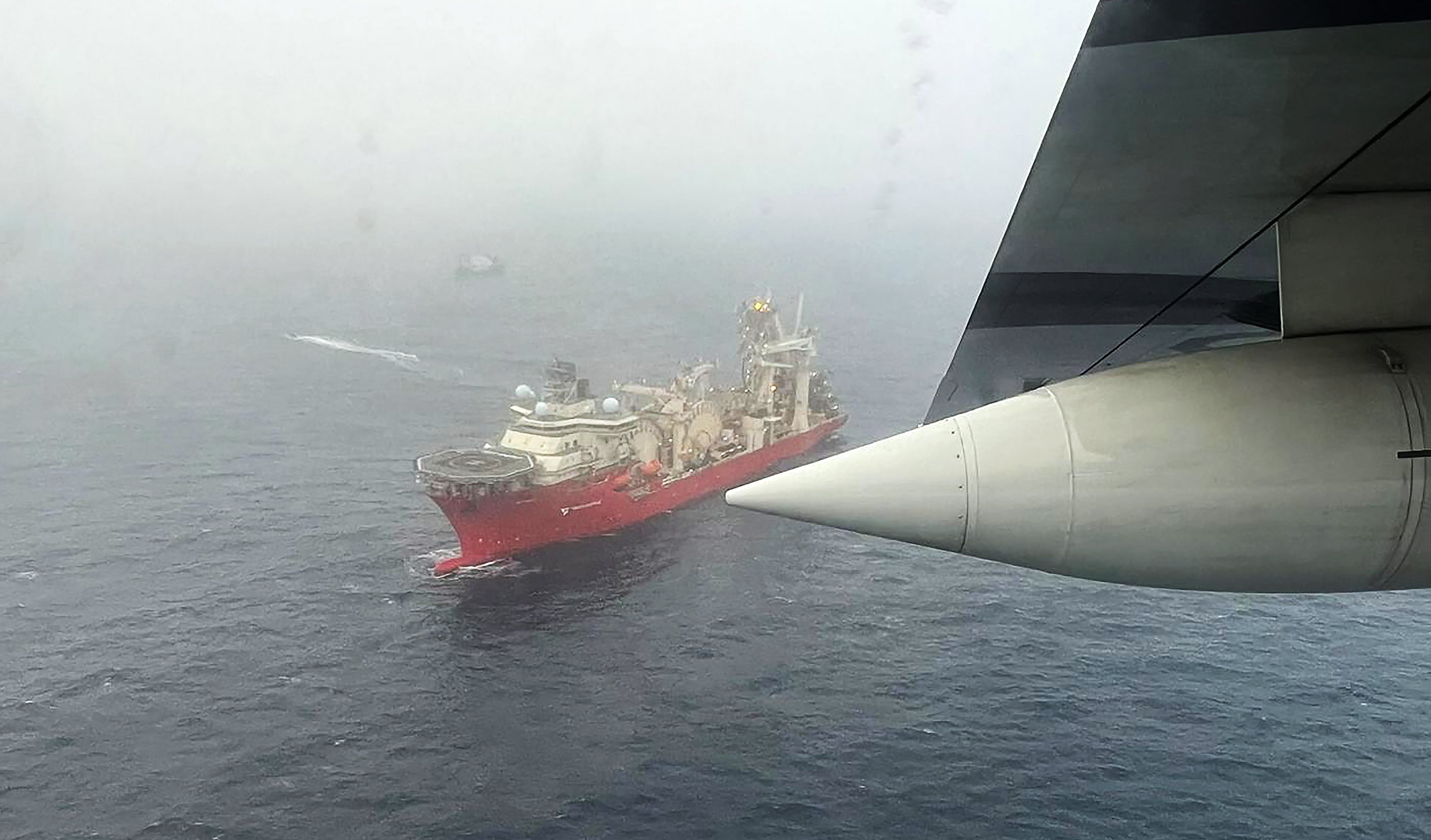 Uno de los barcos que participan en las búsquedas del Titan, fotografiado desde un avión canadiense que peina desde el aire los equipos sonar acuáticos de búsqueda