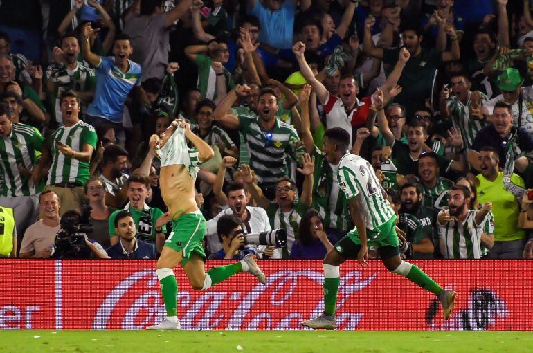 El centrocampista del Real Betis Joaquín Sánchez (i) celebra su gol, primero del equipo ante el Sevilla FC