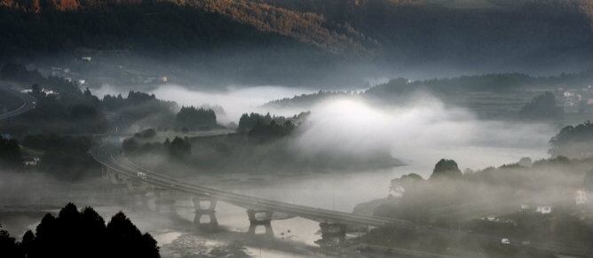 Un espeso banco de niebla cubre la desembocadura del río Eume, entre los concellos coruñeses de Pontedeume y Cabanas.