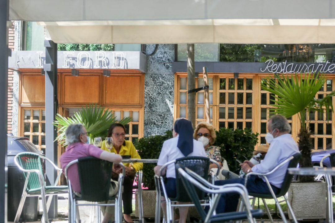 Varias personas en una terraza de un restaurante de Madrid.