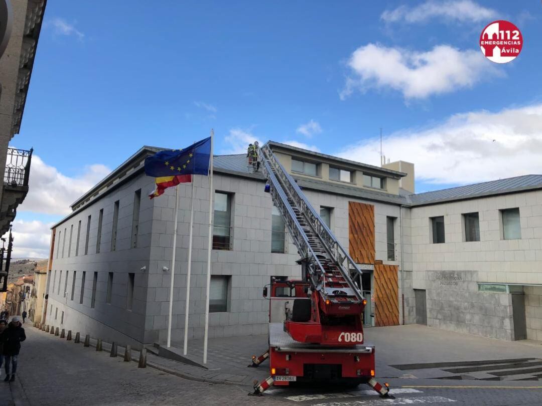 Intervención de los Bomberos en la calle Vallespín