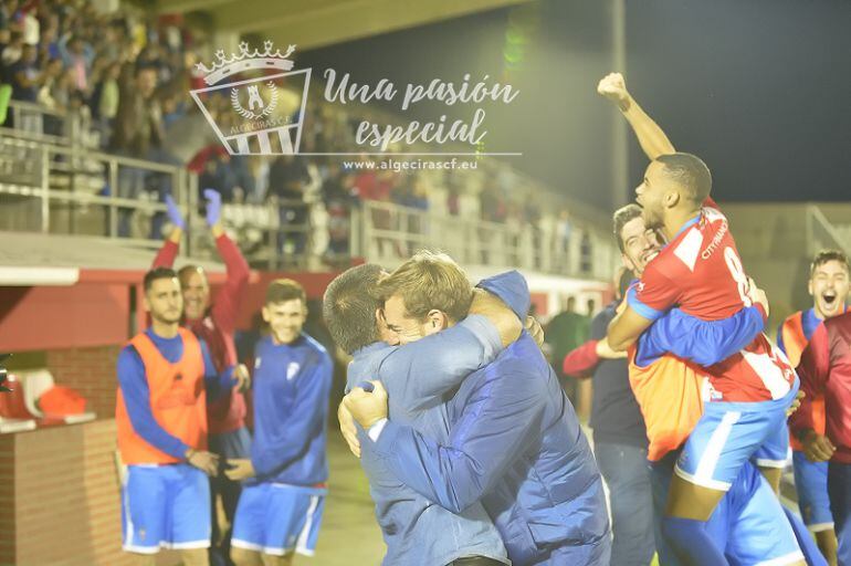 Los jugadores celebran el triunfo ante el Betis B.