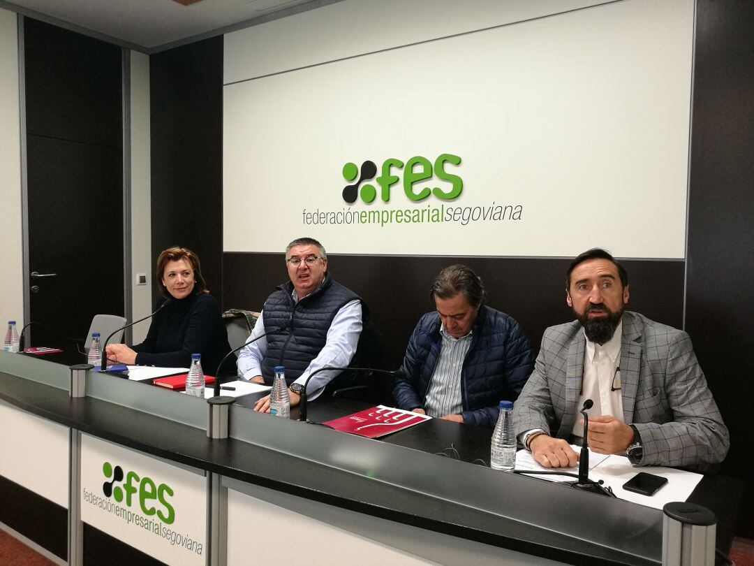 Roberto Moreno (2i) presidente de AIHS acompañado por miembros de su directiva