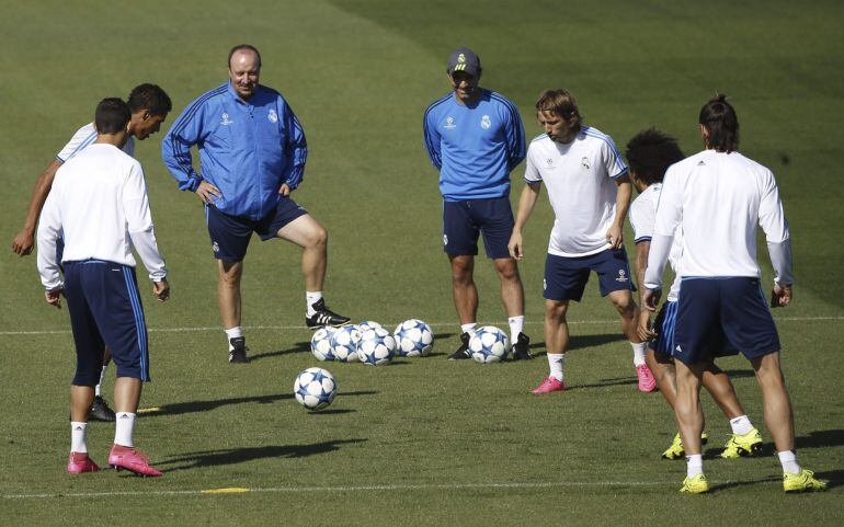 Rafa Benítez junto a sus jugadores en la última sesión preparatoria antes del partido de Liga de Campeones.