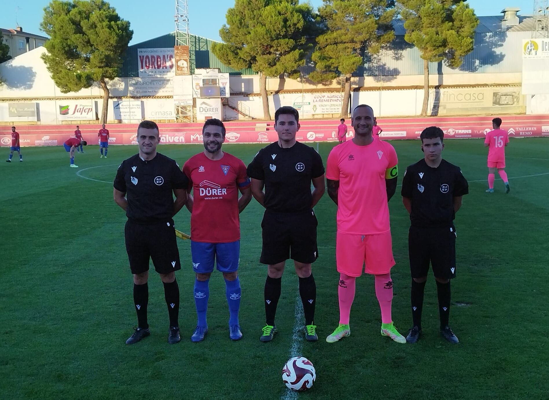 Los capitales de La Roda y el CP Villarrobledo posan junto al trio arbitral antes del inicio del partido