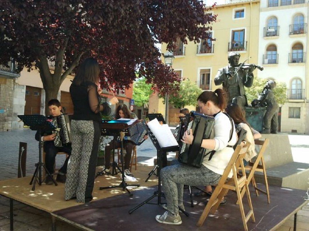 Alumnos del Conservatorio Fernando Remacha en una actución en las calles de Tudela