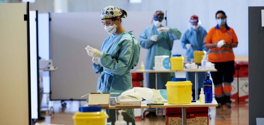 Archivo - Una profesional sanitaria, en un dispositivo de vacunación masiva frente al Covid-19