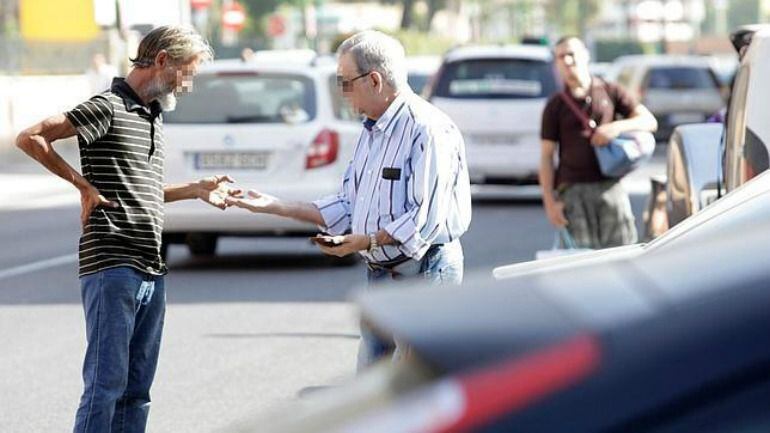 Un hombre da dinero a un gorrilla