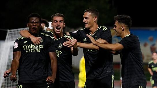 Iker Bravo celebra un gol junto a sus compañeros