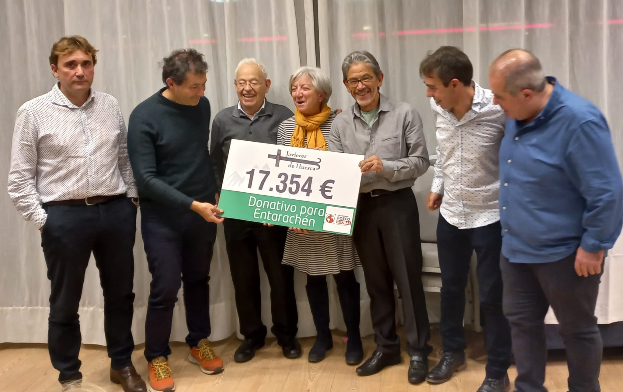 Momento de la entrega del cheque donativo para Entarachen Bosco Global