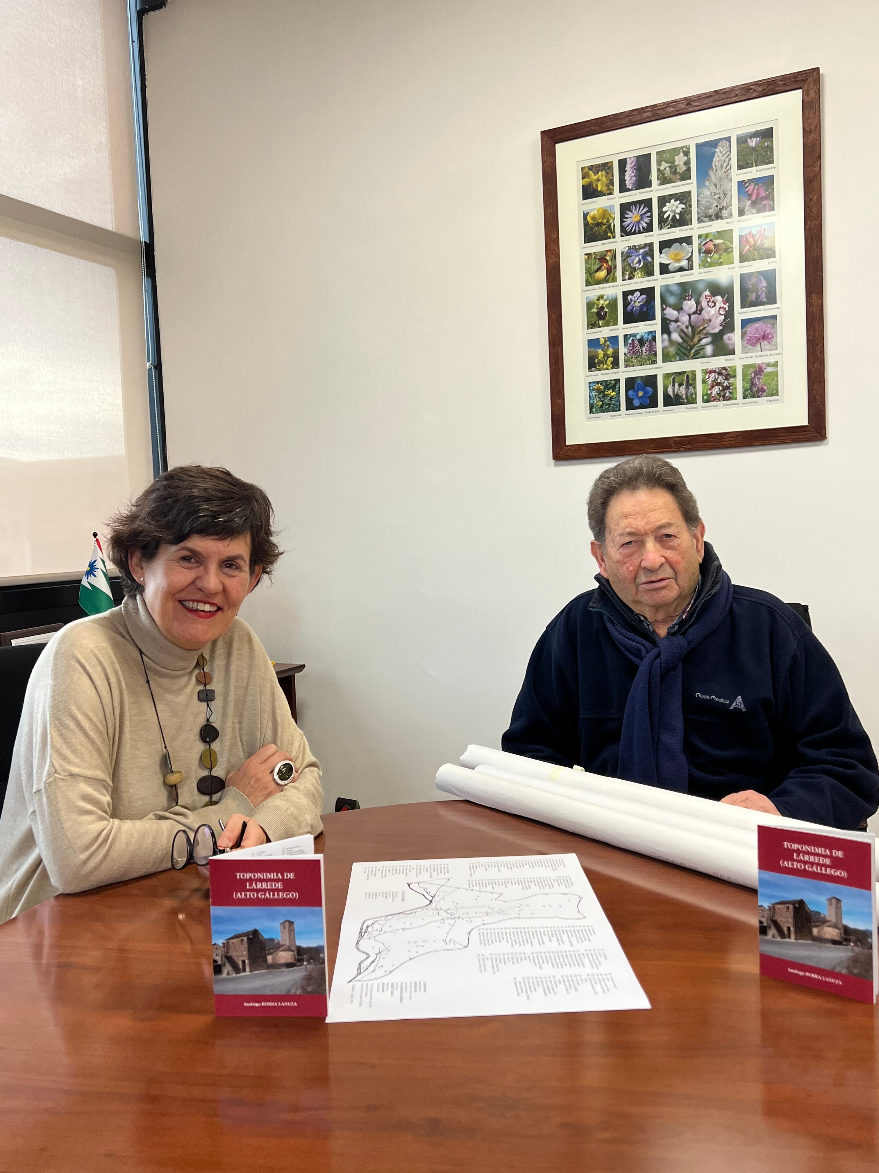 Folleto de toponimia de Lárrede, con la presidenta de la Comarca y el autor