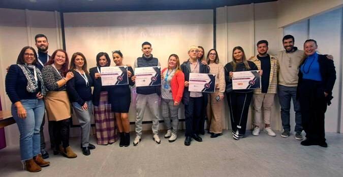 Representantes de las asociaciones galardonas y alumnos becados junto a Esther Salazar Nebro, Directora y coordinadora de Proyectos formativos en Nebro y Enrique Toro, presidente de la asociación Suma Qamaña