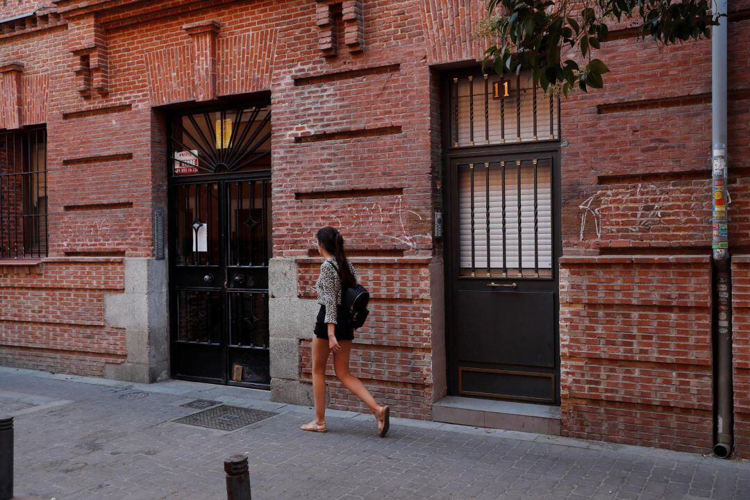 Fachada de la vivienda ubicada en la calle Tenerife, en el distrito de Tetuán de Madrid, donde fue encontrado el cadáver de la mujer 