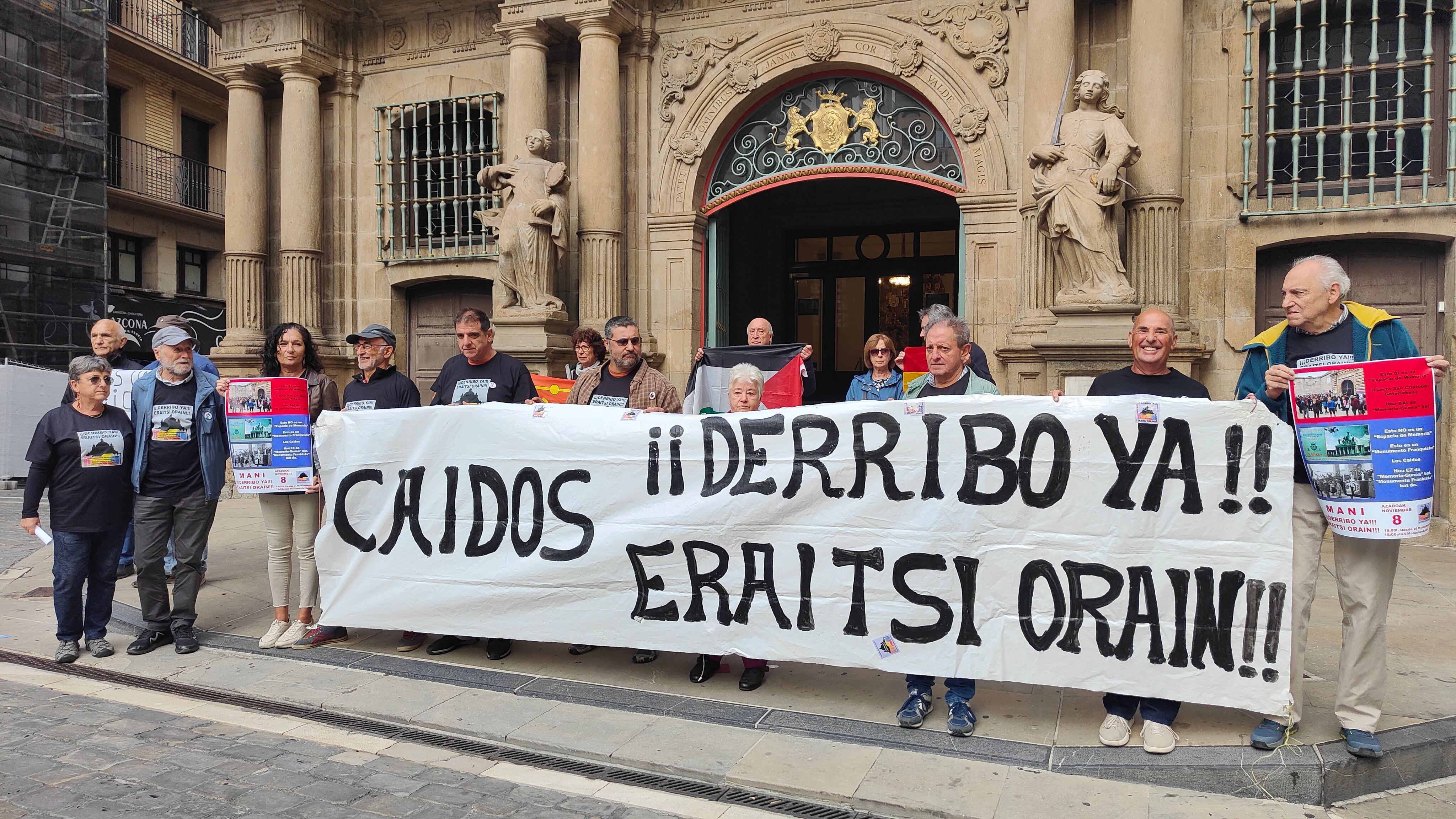 La Plataforma de Asociaciones Memorialistas se ha concentrado este jueves en la plaza Consistorial